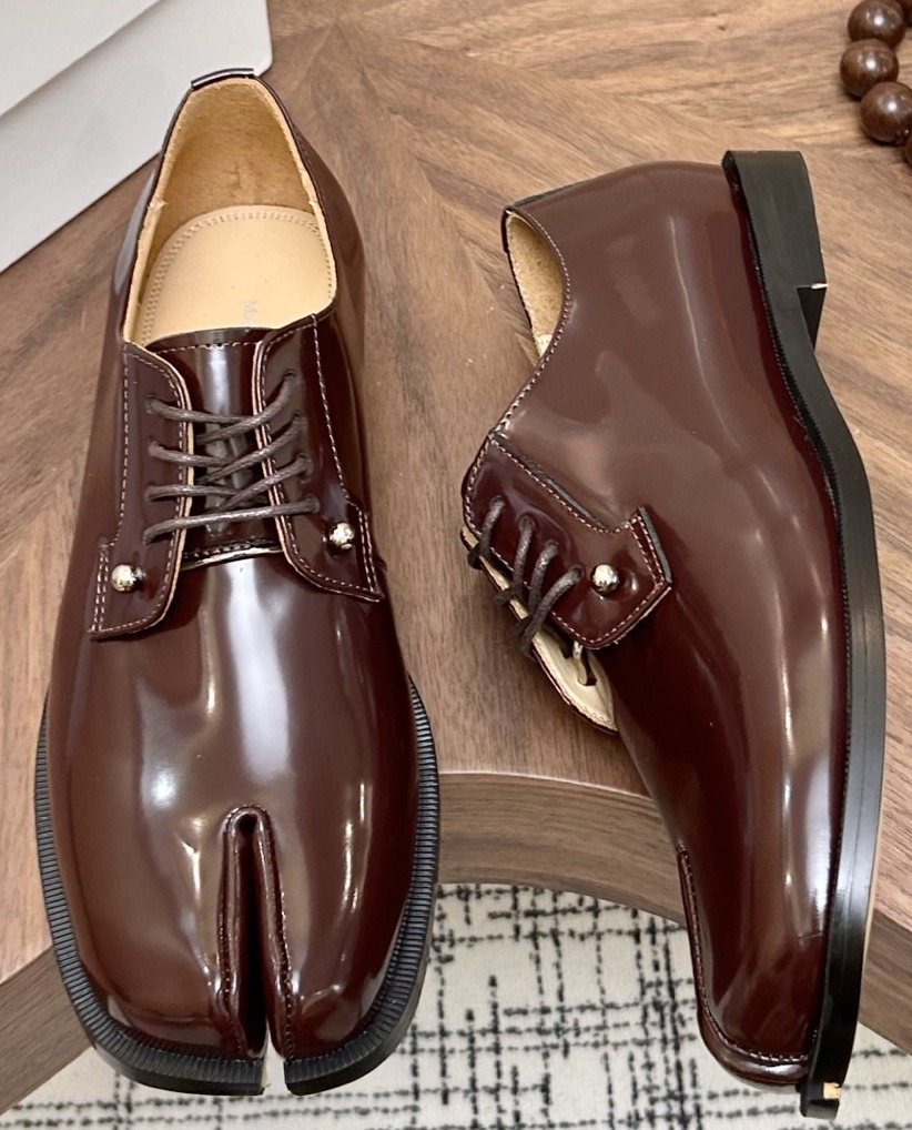 Maison Margiela Dark Brown Split-Toe Derby Shoes — front