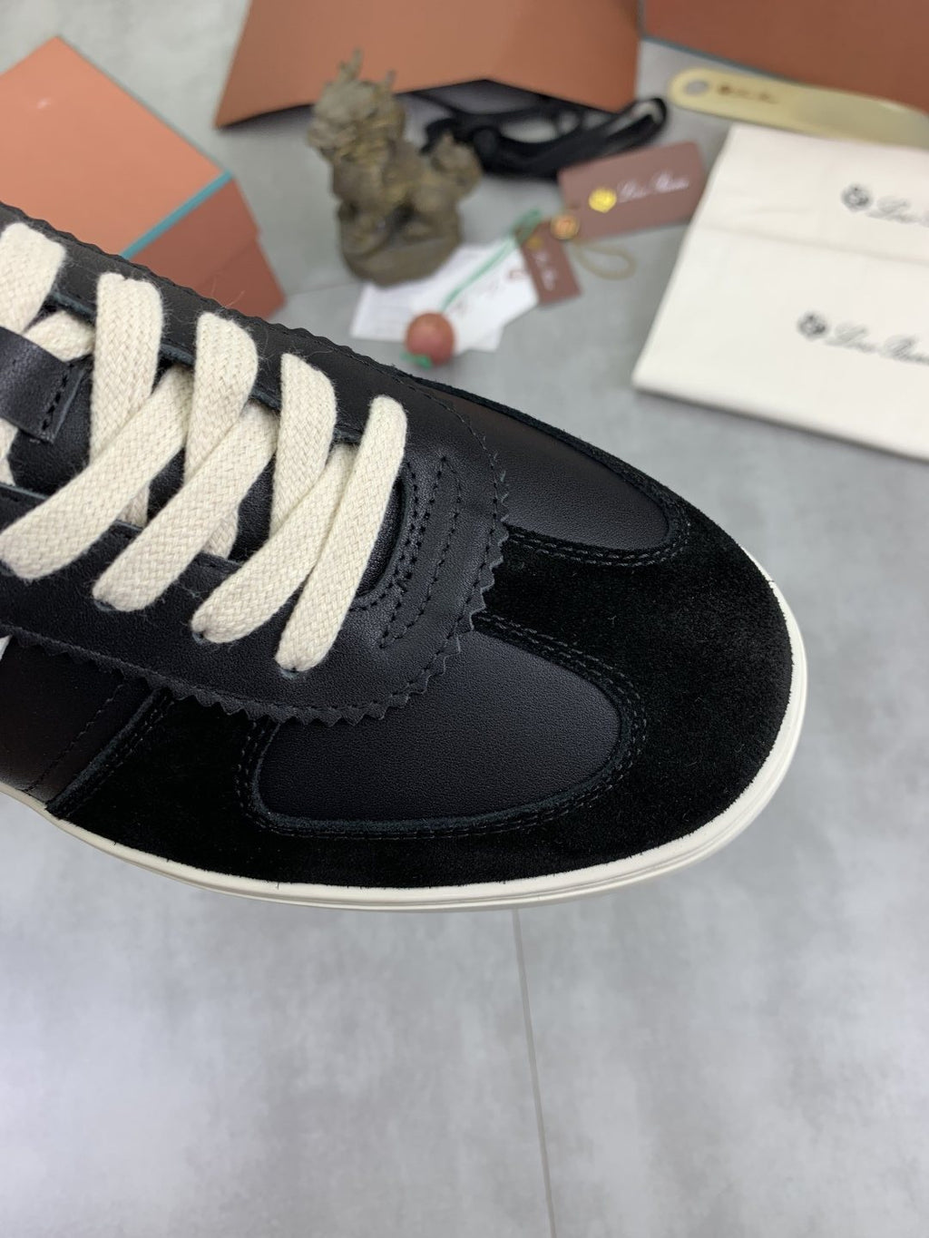 微商相册测试鞋子-Loro Piana Contrast Stripe Low-Top Sneakers — detail
